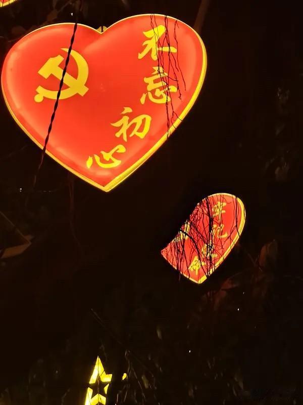 下联：初心未改。
         走过数十载的浮沉起落，见过形形色色的人和事，
