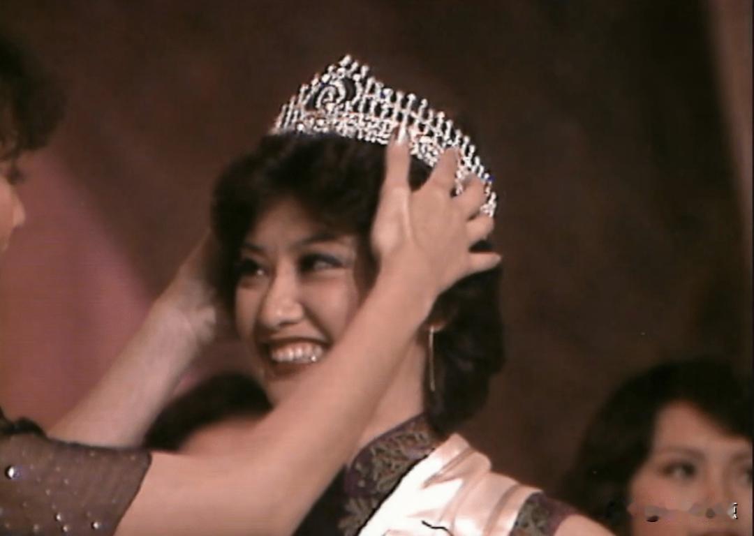 六十九岁钟慧冰刚做完大手术，子宫卵巢全切了，她却在床上笑出声。
1月25日，她在