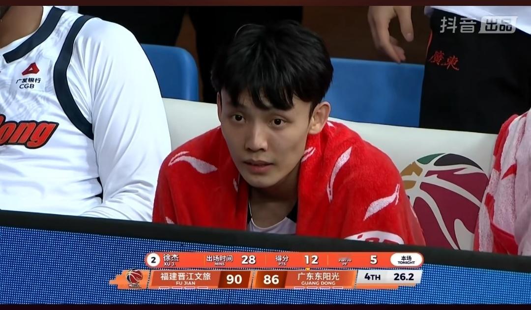 皮特嫂距离比赛结束26.2秒五犯规被罚下场。本场比赛没有皮特森，给福建男篮后卫搓