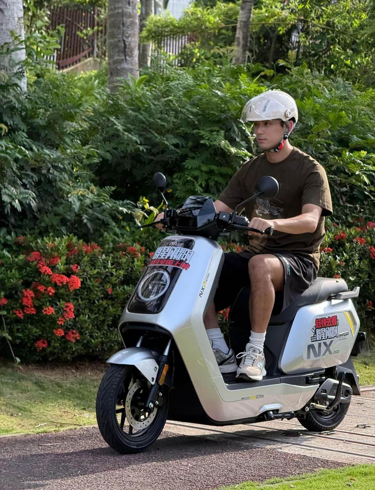 小牛电动车：我只是个代步车啊。吴磊：不，你现在是宣发专员。车：我承受了太多不该承