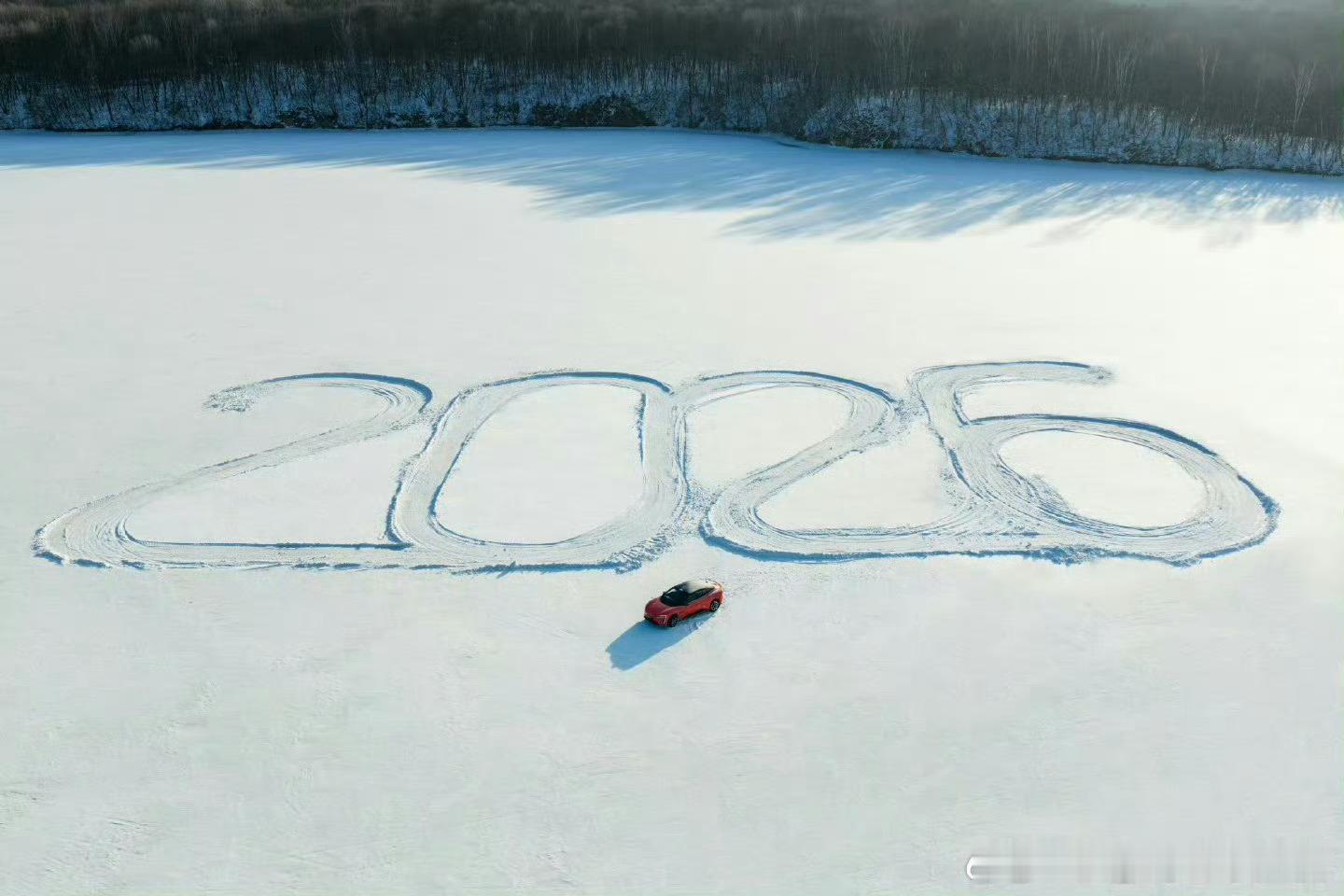 在冰雪之上，阿维塔用轮胎轨迹勾勒出2026的崭新序章，红车为笔，旷野为纸，以无畏