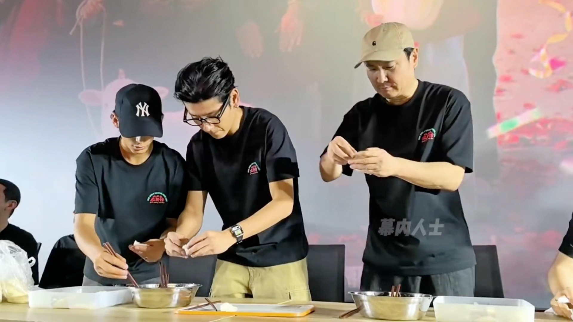 蒋奇明很认真的在捡饭粒路演现场一个特别戳人的小细节，地上散落的饭粒，蒋奇明蹲下身