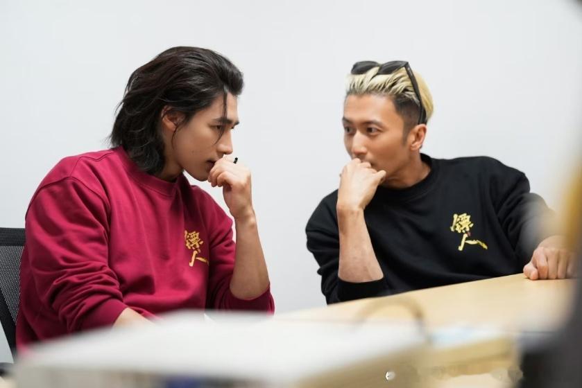  此沙戴的帽子是谢霆锋演唱会周边  演唱会周边帽子这个小细节莫名戳我。你想啊，大