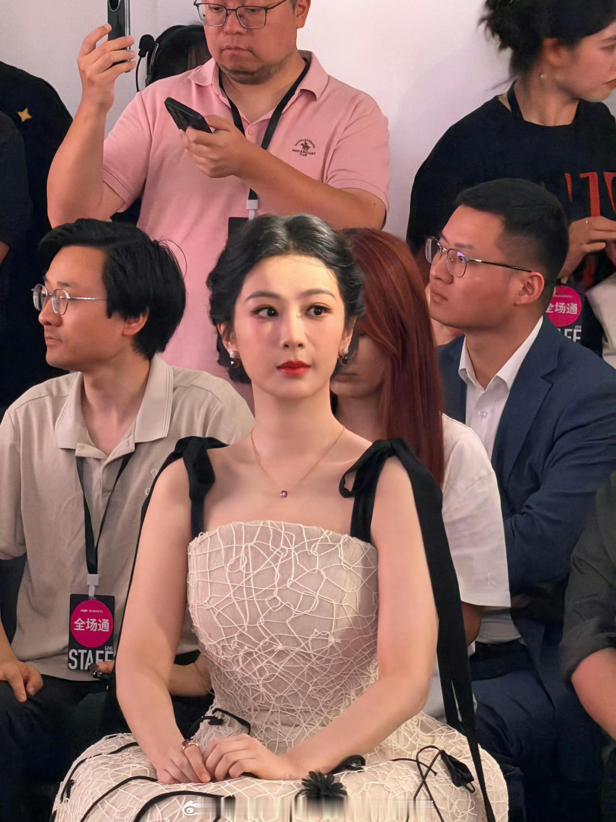 杨紫昨日商务活动路人饭拍生图🈶皮肤可真好特别美