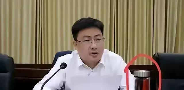 网友真能扒
就连毛奇喝的茶也不放过。
说茶里面肯定有料。
大家说这是什么茶？
