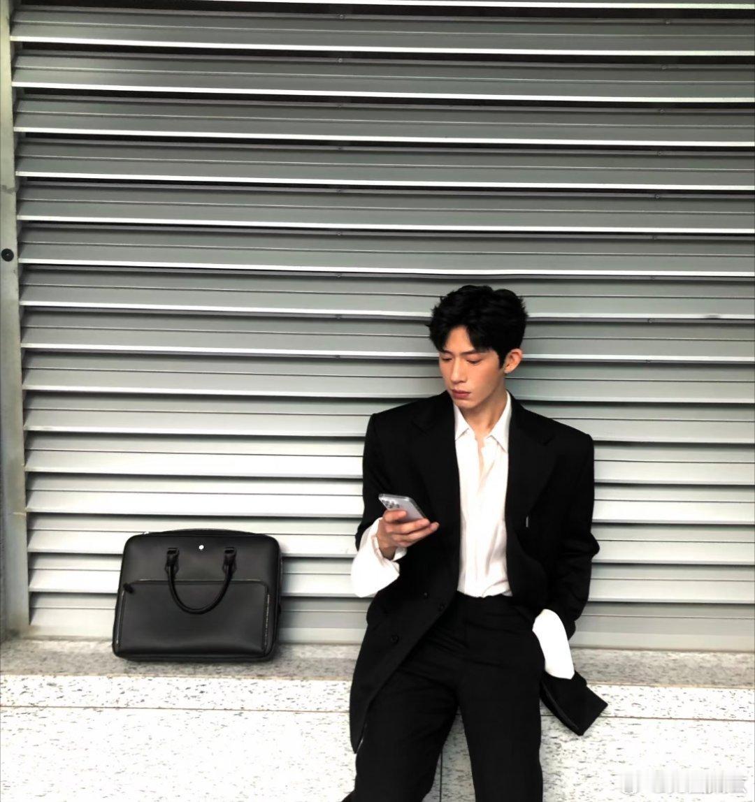 井柏然直播澄清大家不要过度的去在意艺人的家人情况吧，有点影响到他们的私生活了，多