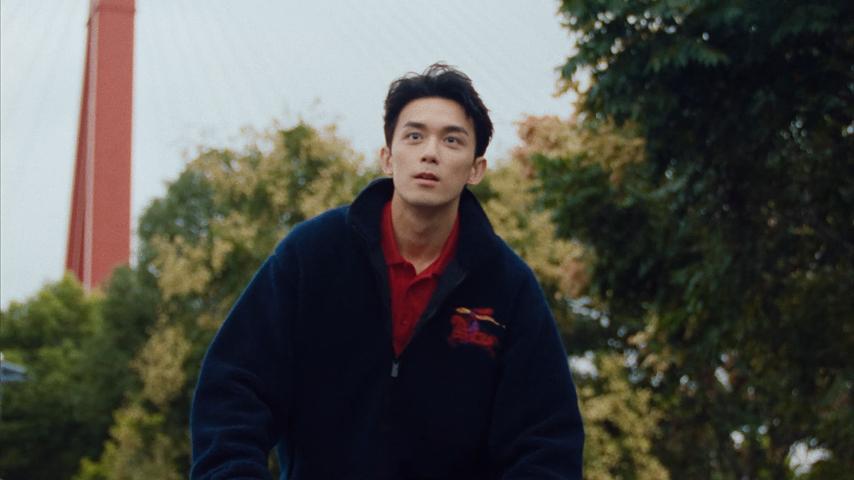 吴磊Burberry新年 新年穿搭灵感这不就来了！吴磊的骑行造型堪称教科书级别，