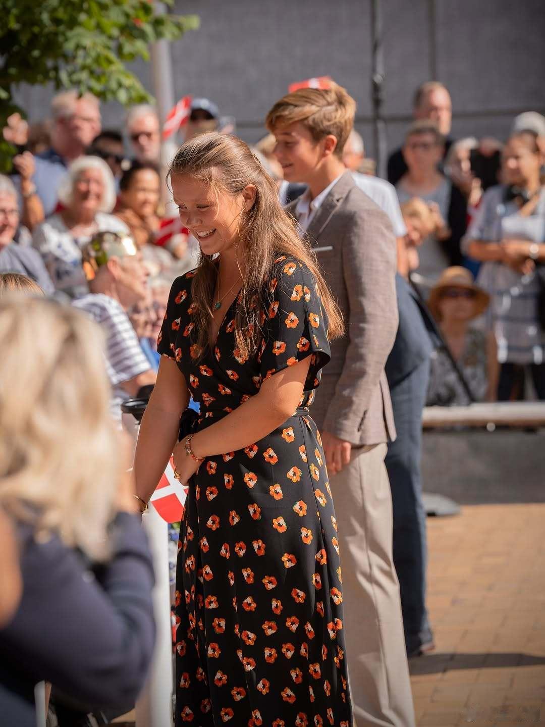 丹麦王室 🇩🇰7月28日，国王夫妇和伊莎贝拉公主、文森特王子在格罗斯滕城堡的