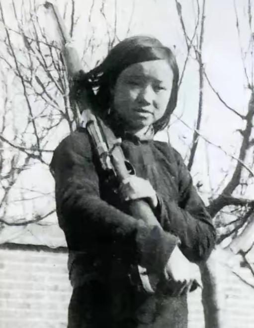 1944年，陈杰英遭日军刺刀刺穿活埋，众人以为她早已殒命，没想到，村民挖土时忽见