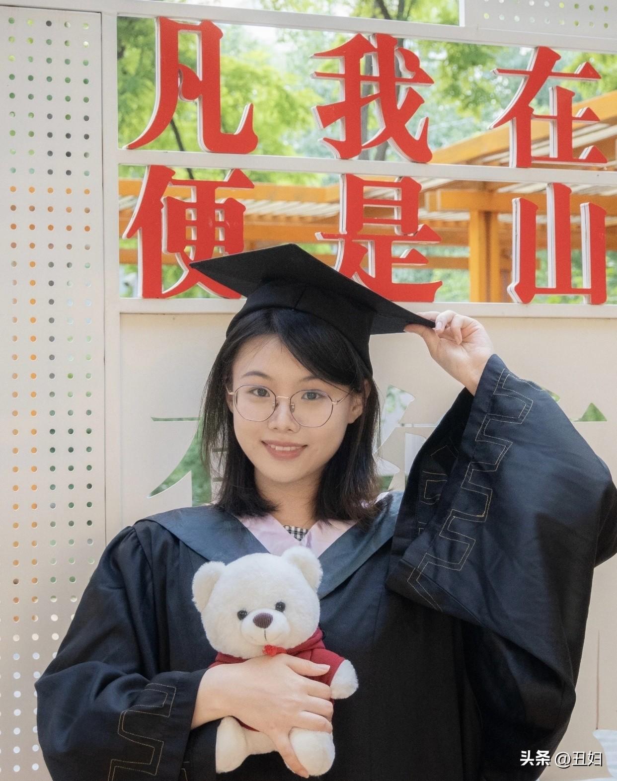我认为越难越难。从考试内容来讲，高考的命题方向逐渐向考查学生的综合素养转变。不再