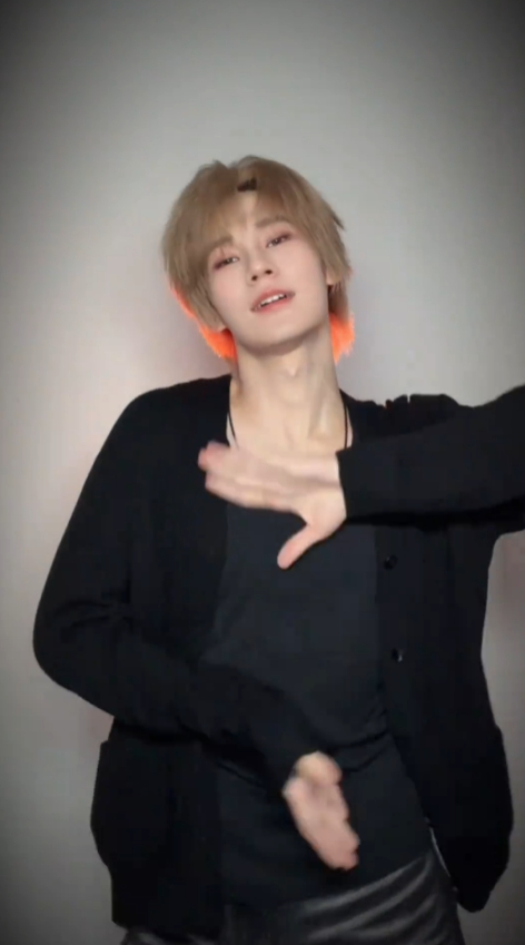 张真源但凡没进娱乐圈肯定是好摇子 张真源把你的手给我手势舞  张真源把你的手给我