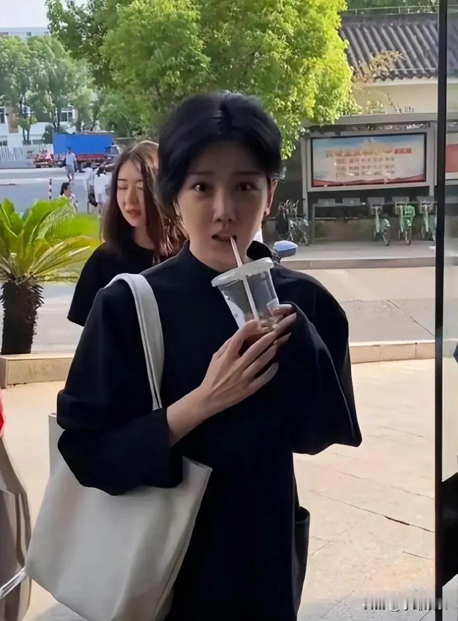 妆前妆后陈小纭的差异，让我们大跌眼镜！

她曾因这种巨大差异而感到困扰，但通过反