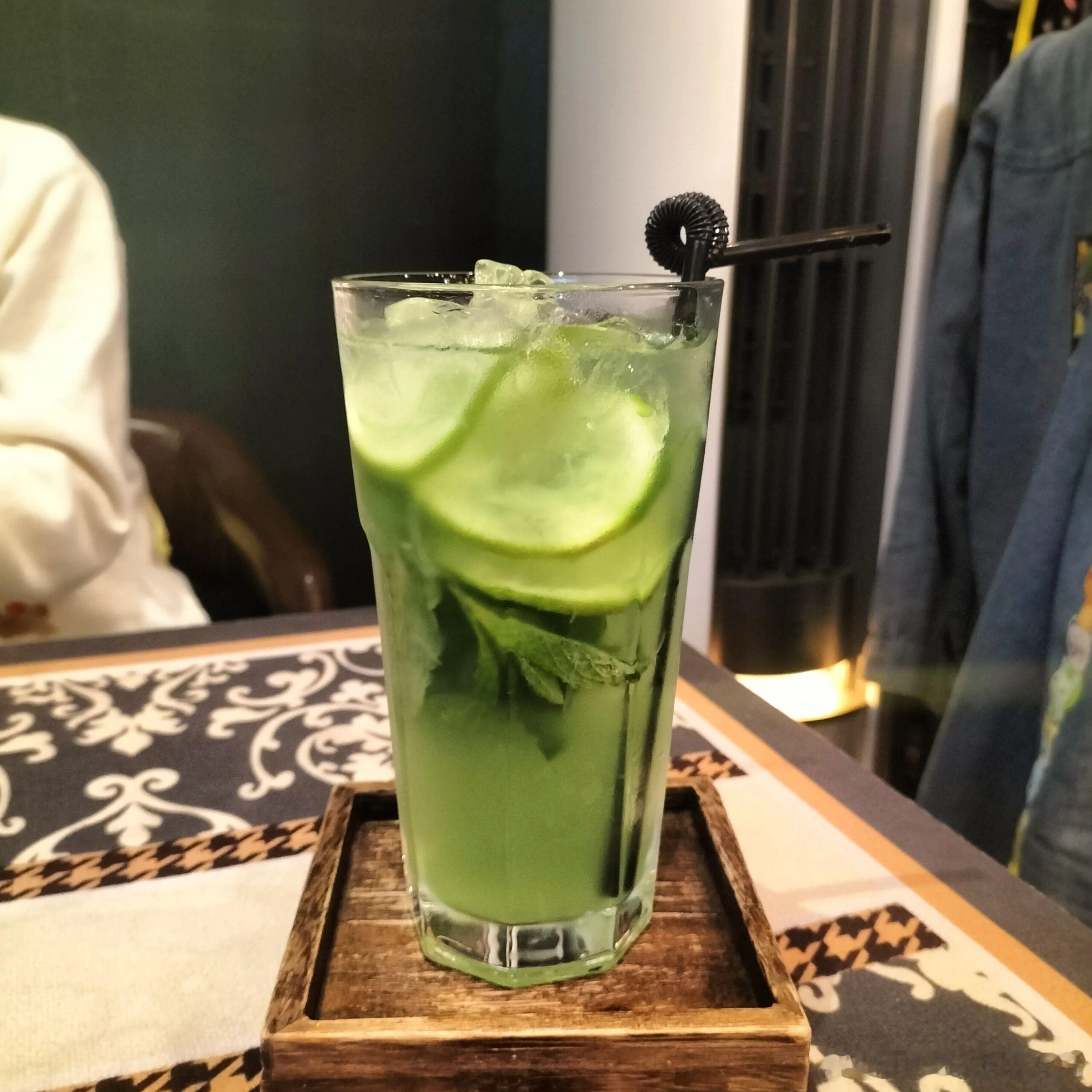 生活手记晚风温柔斟满一盏清醇，月色漫过杯沿揉碎温柔，浅酌几分醉意，心事都顺着酒香