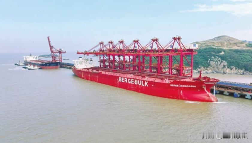 两大船巴西矿石卸货。11月21日上午，宁波舟山港鼠浪湖矿石中转码头，两艘40万吨