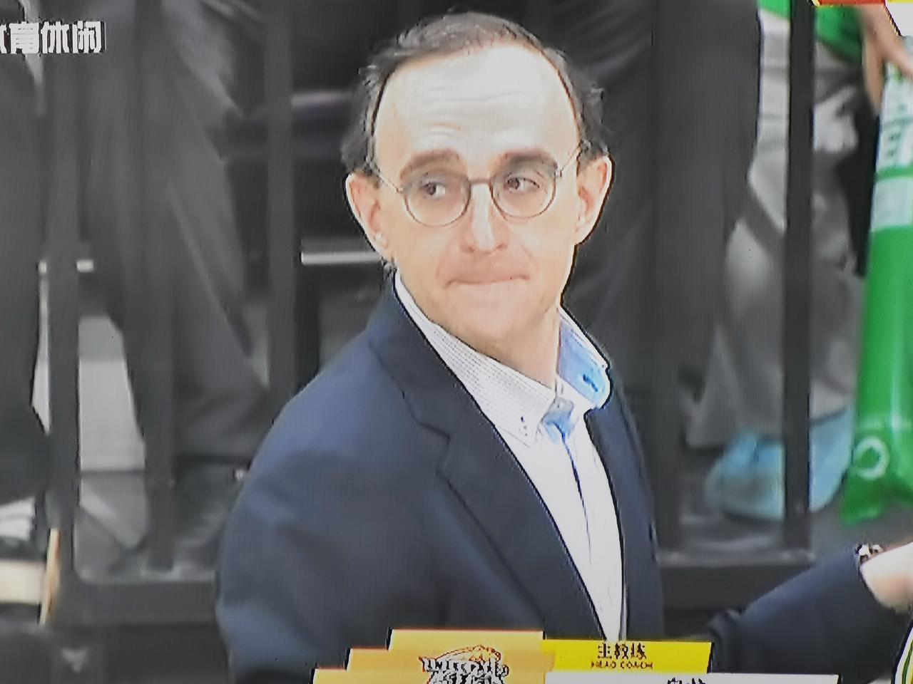 三支昔日总冠军队联手阻止上海队夺第二冠。广厦队坐山观虎斗，不当得利。
本赛季季后