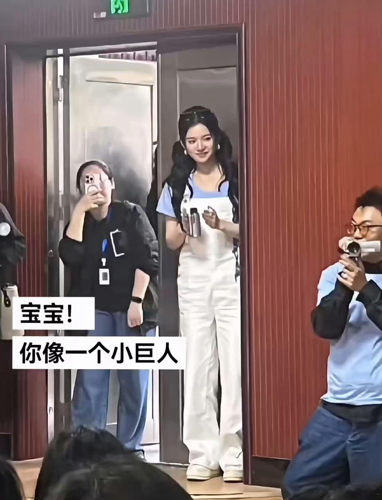 对张婧仪的身高有了实感 又美又高[拜托][拜托] ​​​