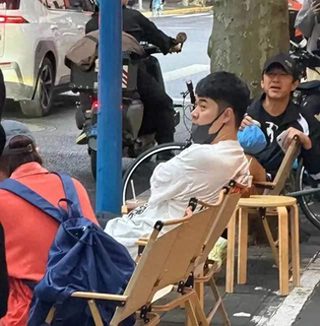 路边一瘫笑出后槽牙！邓超陈赫街头喝咖啡，这兄弟情绝了