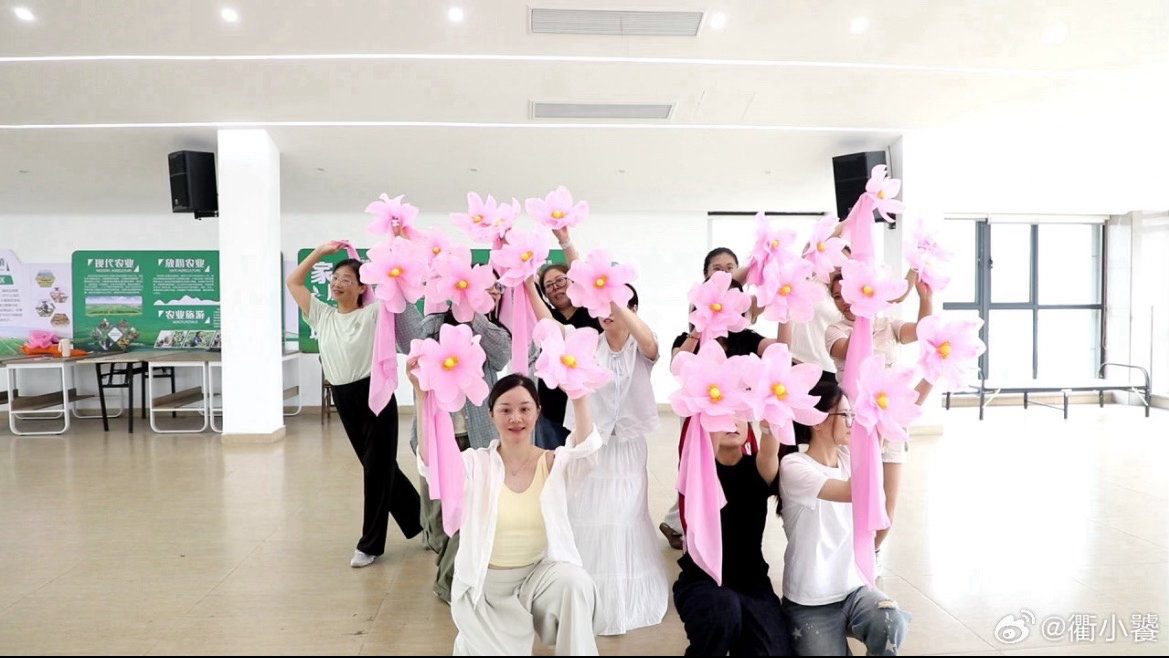 衢州00后姑娘用一支采莲舞让热爱在家门口绽放众人循序渐进练就完整剧目。身为青年村