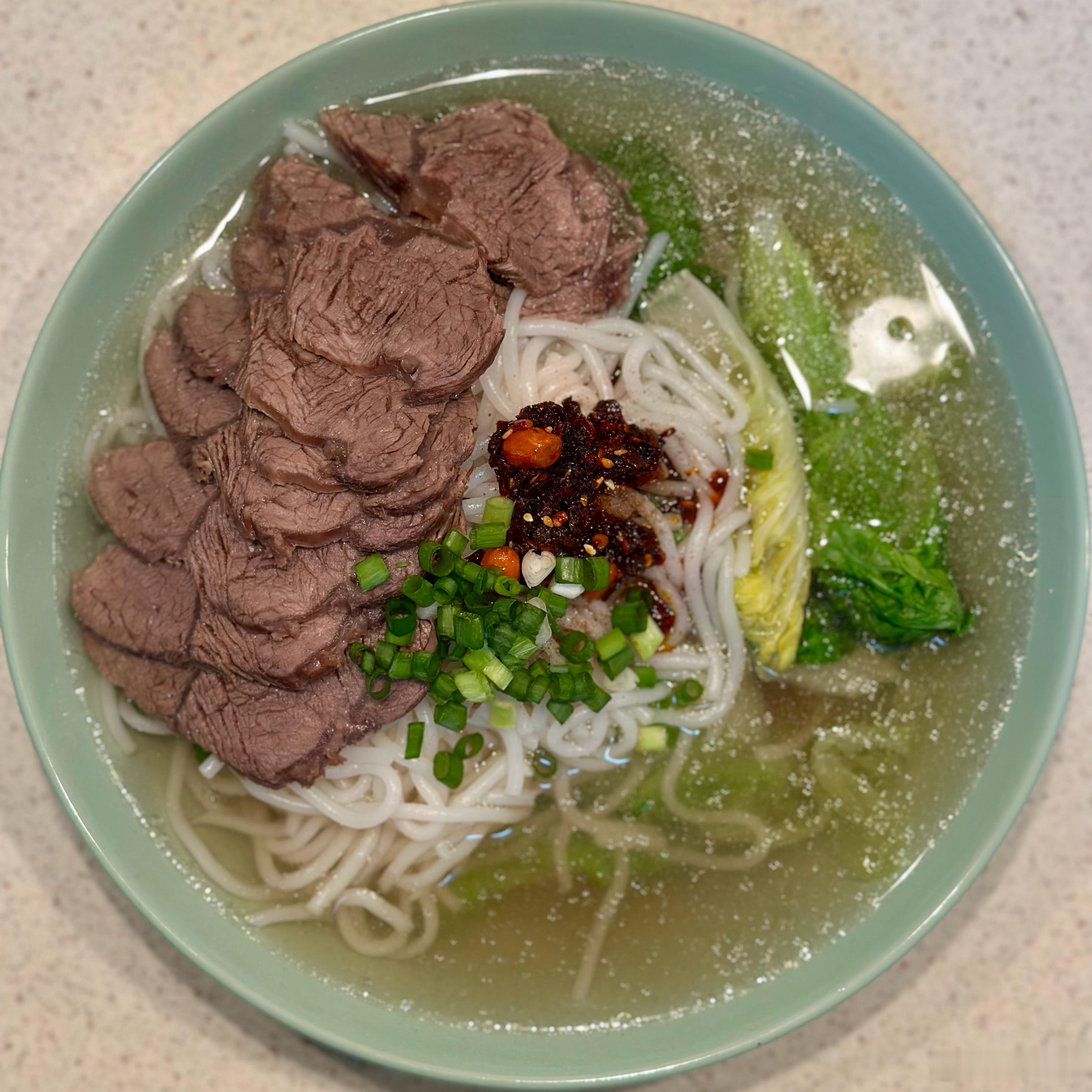 炖了一公斤牛腱，晚上先取一部分，搞碗牛肉粉吃吃。调味加了点花椒油，还有贵州软哨油