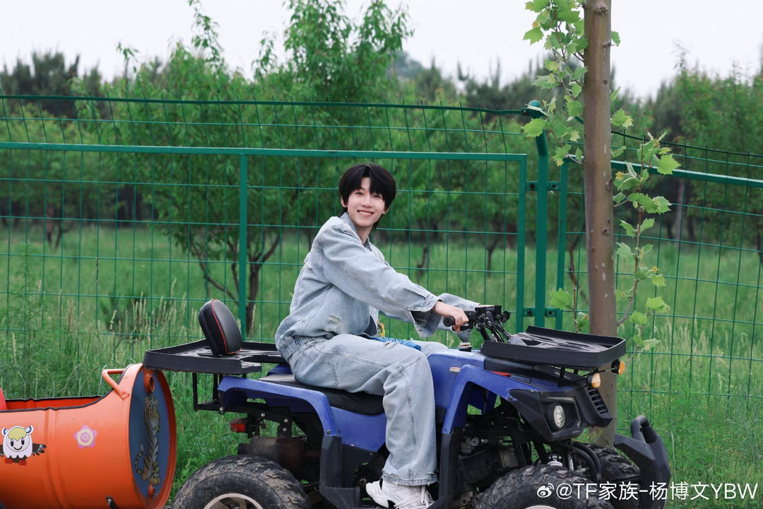 杨博文历经一个月公开的便利贴谁能不偏爱踏实努力的杨博文，忙碌录制间隙写下便利贴勉