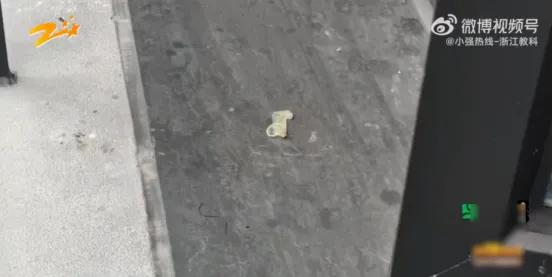 浙江杭州，有一对热恋的男女晚上亲热后，男子特别的下作，把用完的安全用品直接往楼下