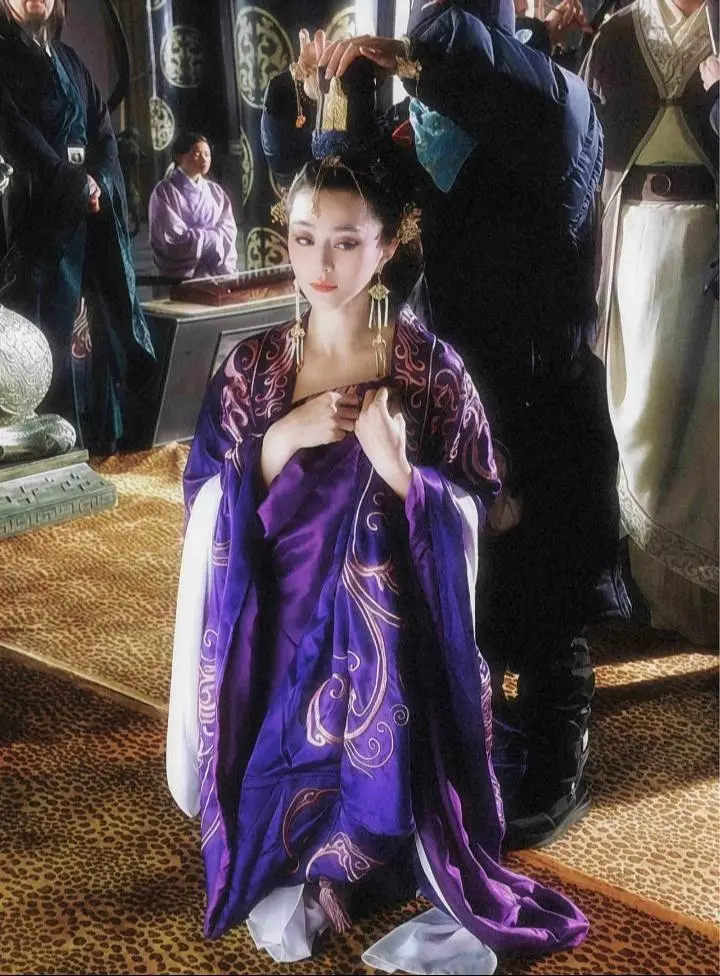 臣女苏妲己拜见大王。媚眼如丝