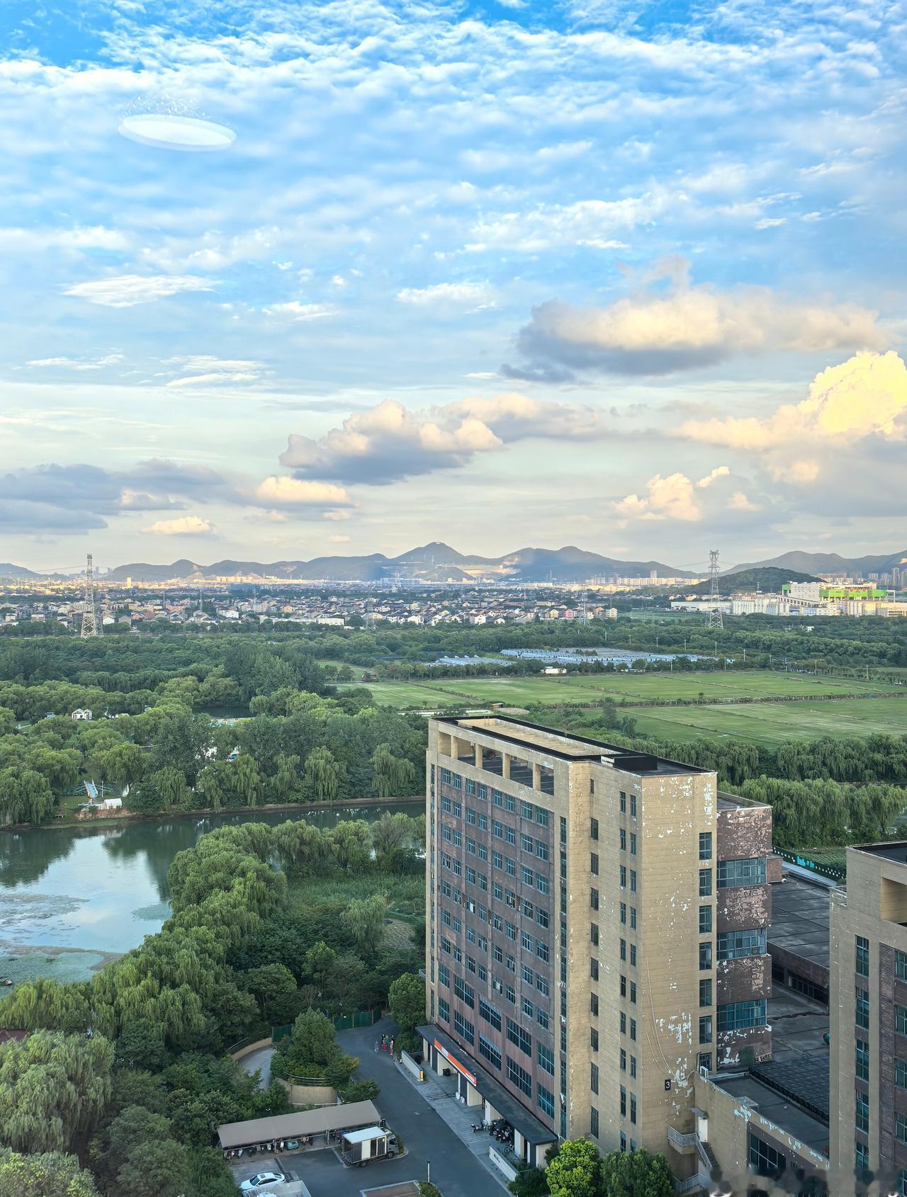欣赏着冬天.聆听着风雨.
心地澄明.自在安然..

我临风沐雨.静得优雅.
我凌