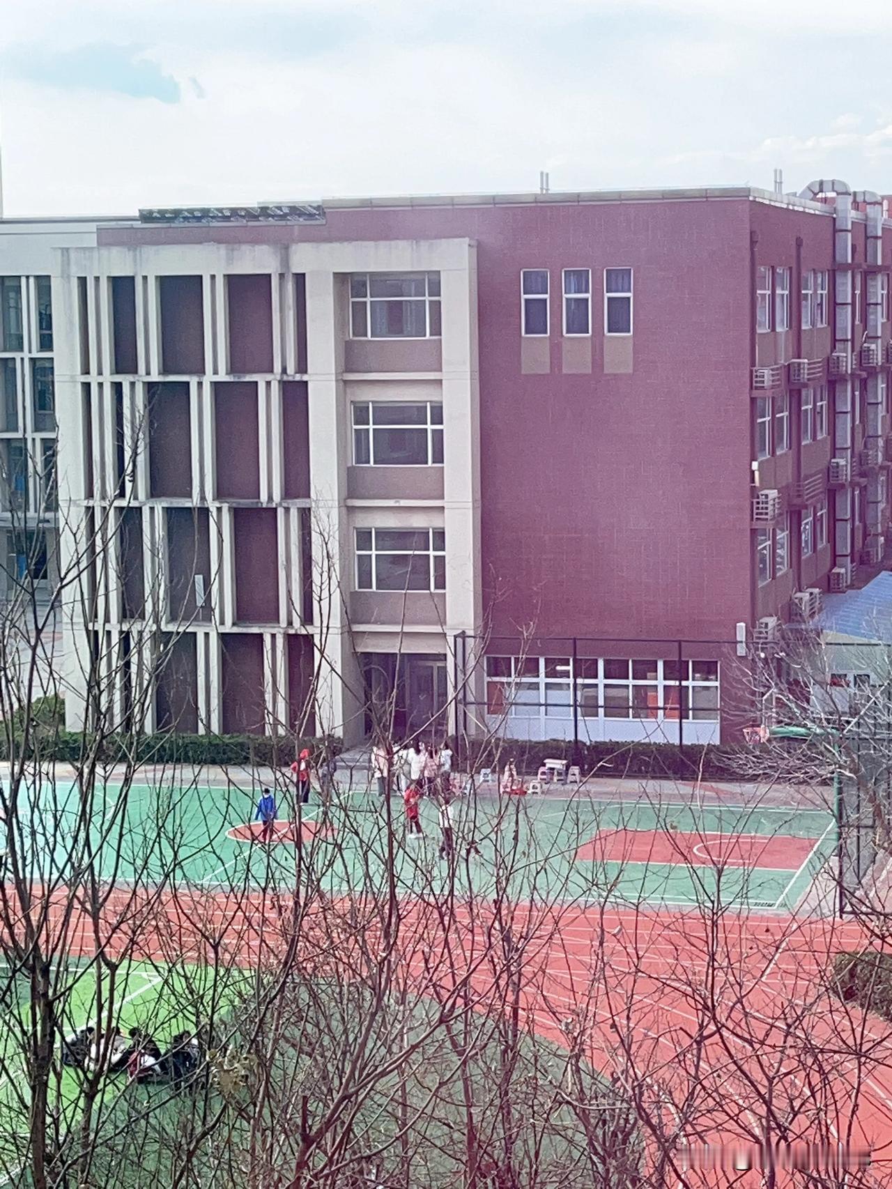 中午吃完饭，看了一眼操场，发现当仔他们班在操场玩

当仔不去玩也不踢球，站在教学