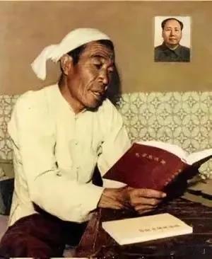 70年代，一位农民伯伯在家里学习毛选，他头上系着毛巾，手里拿着书籍真在认真阅读，