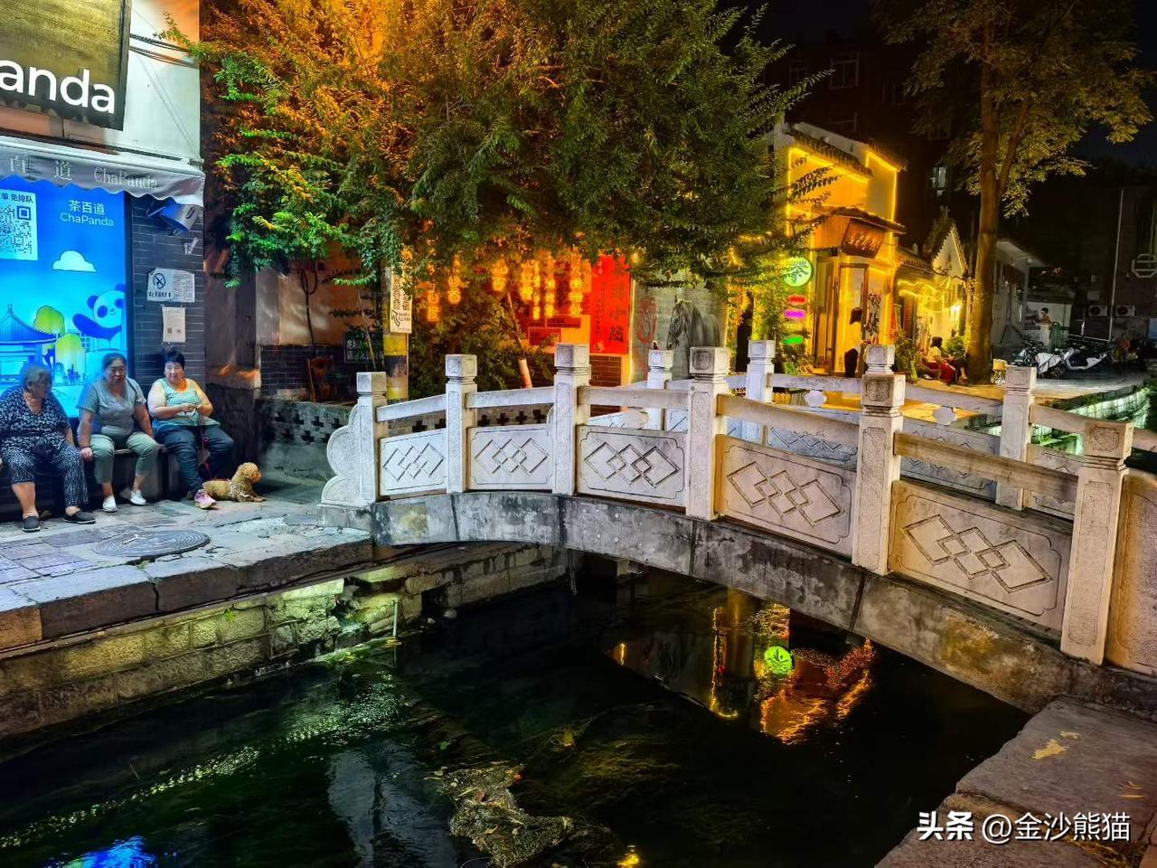 到济南的当晚，骑单车去了大明湖景区。主要是去吃吃喝喝。第二天又骑车去了一趟。认识