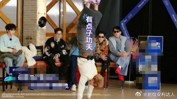 黄子韬在节目里倒立行走黄子韬因为这档节目真的瘦了 参加《宇宙闪烁请注意》让黄子韬
