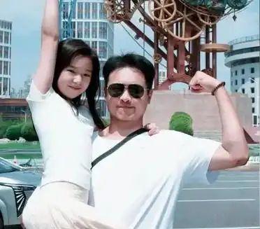 果然，亲爸就是不一样。8月5日，小酒窝晒出和爸爸高云翔的合照。好多人看完直接感慨