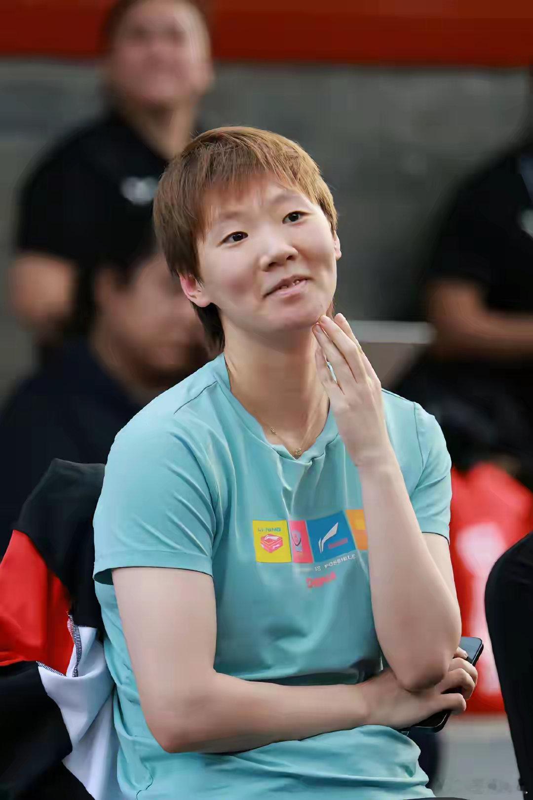 王曼昱就是个脸上藏不住事儿的姑娘！看看WTT中国大满贯比赛抽签仪式上，王曼昱本来