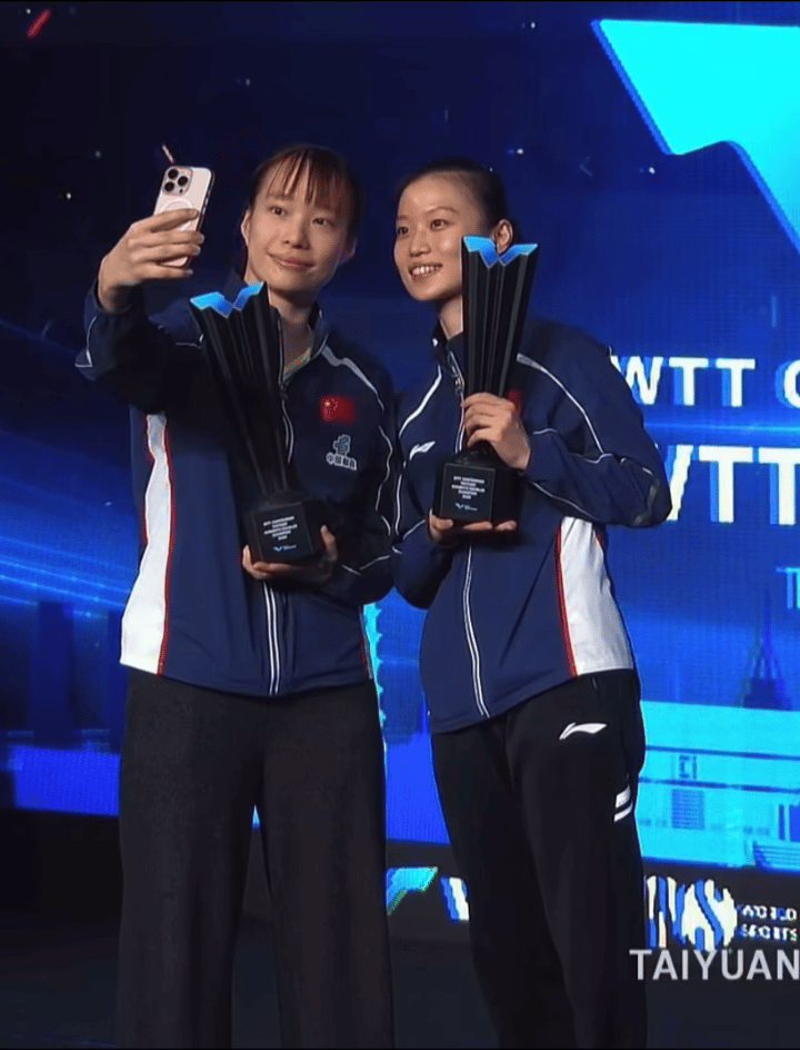 石洵瑶韩菲儿冠军自拍 女孩们🤳 