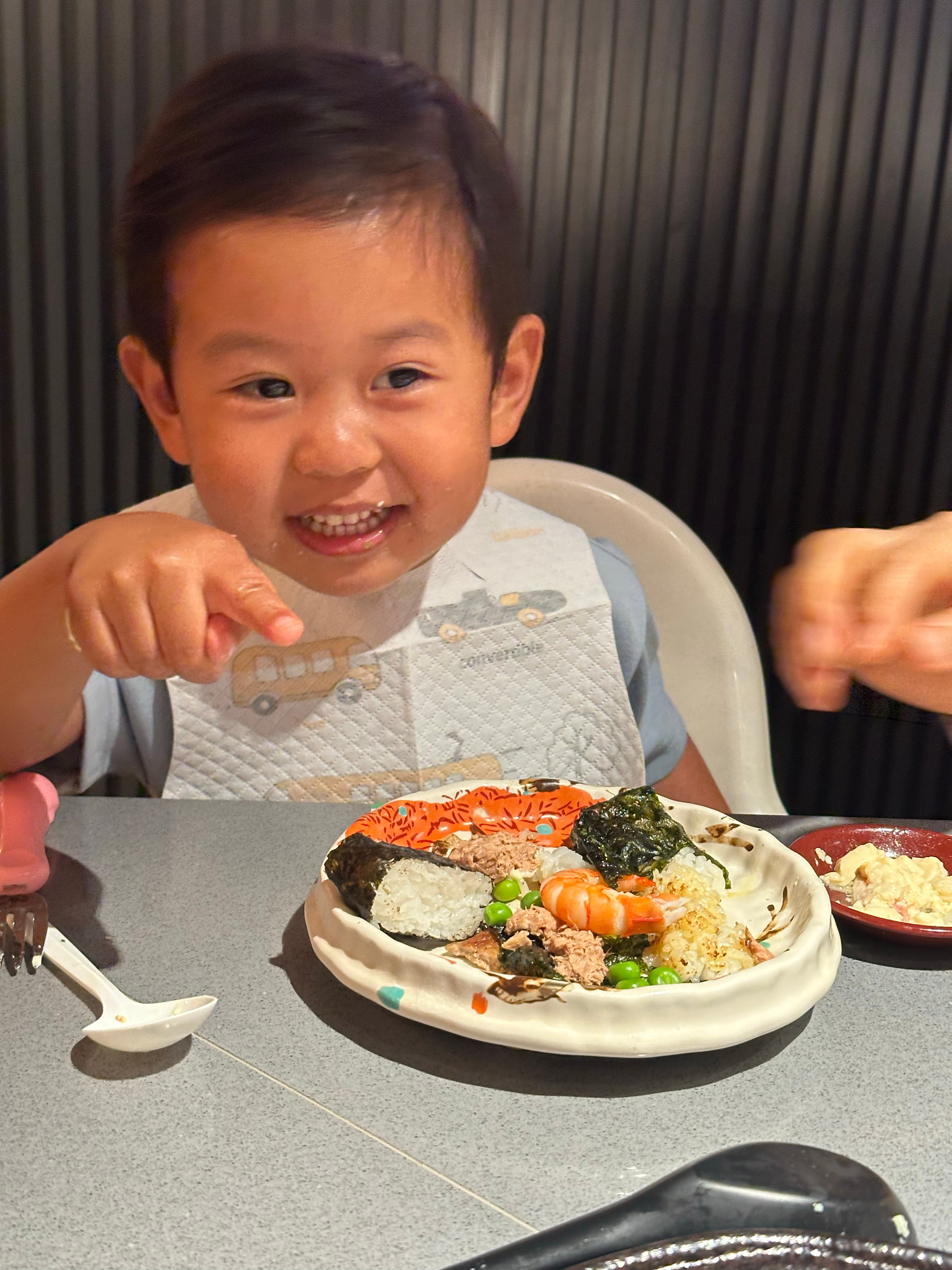 带孩子来吃蓝鳍金枪鱼（寿司）了，给他精心挑选的熟食，他一击即中选的都是生食年糕一