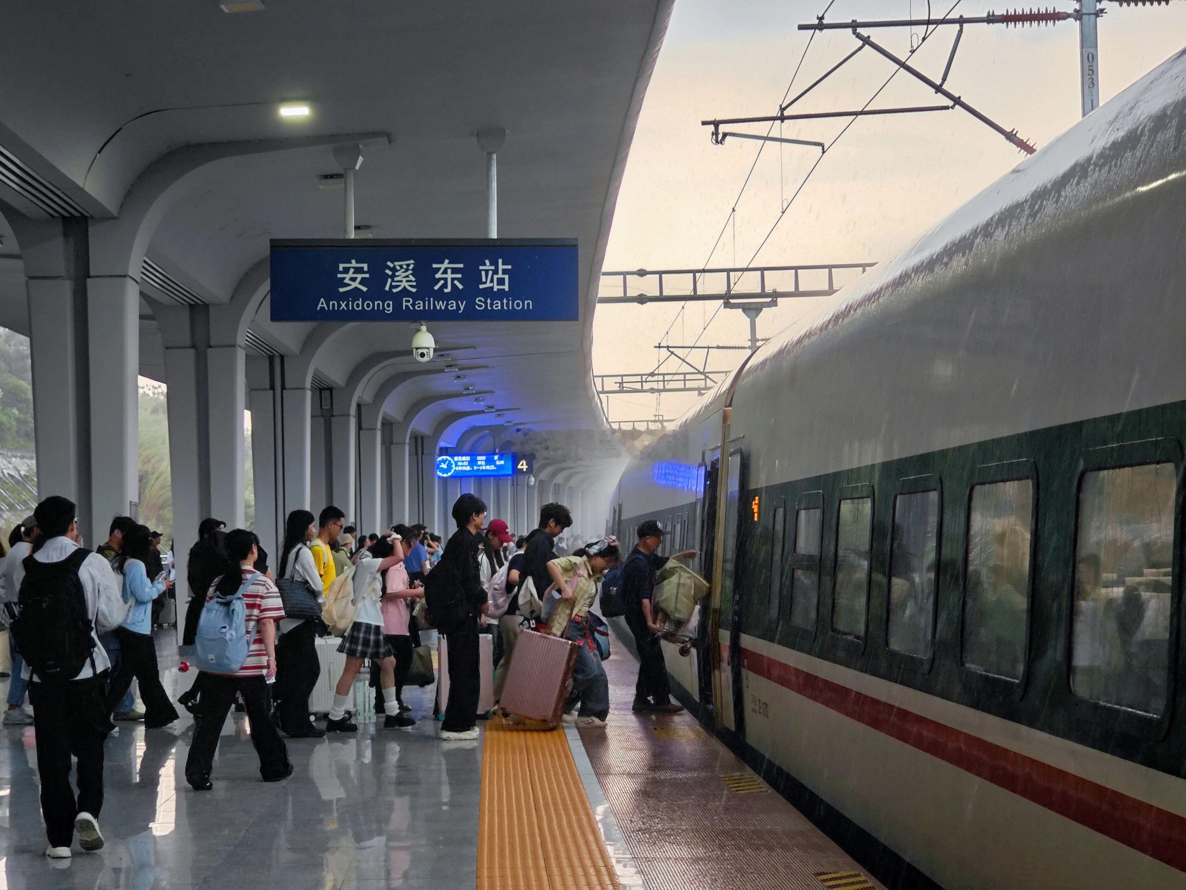 巴威还在发力南昌局陆续开行多趟旅客列车 详细车次如下： 