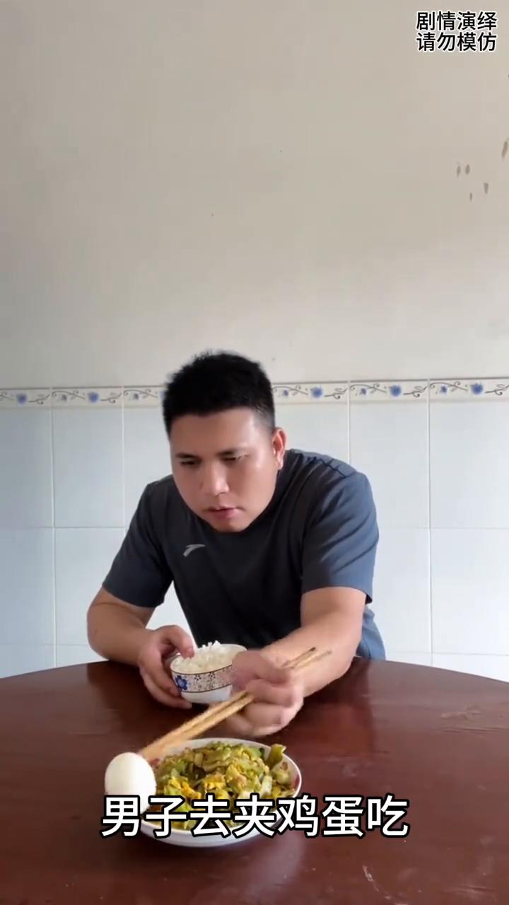 男子去夹鸡蛋吃却夹不到，下一秒他的做法太有才了。
中午吃饭时间到了，男子去夹鸡蛋