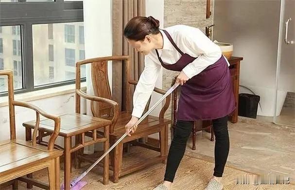 上海，一保姆在男雇主家的浴缸洗澡，就在她挂衣服的时候，不慎摔倒导致骨折，男雇主立