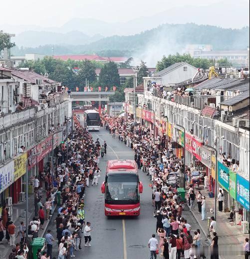 如约而至！毛坦厂再现盛大送考名场面，属马的马师傅已连续十几年驾“91666”头车