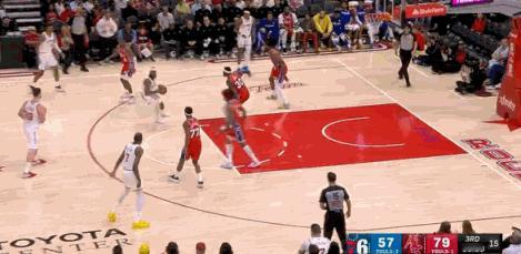 阿门“双手大风车”肆虐76人篮筐……
火箭对76人的比赛第三节刚开始2分钟，阿门