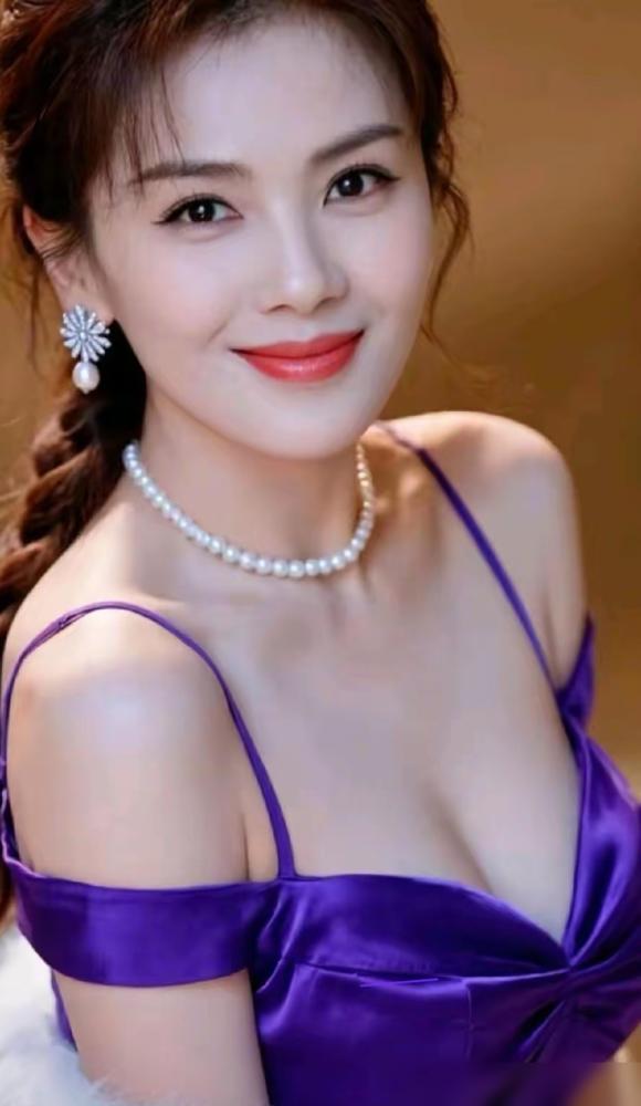 刘涛这身紫裙子，可真不是谁都能穿的，一不小心就显黑显老，她愣是穿出了温婉贵气的感
