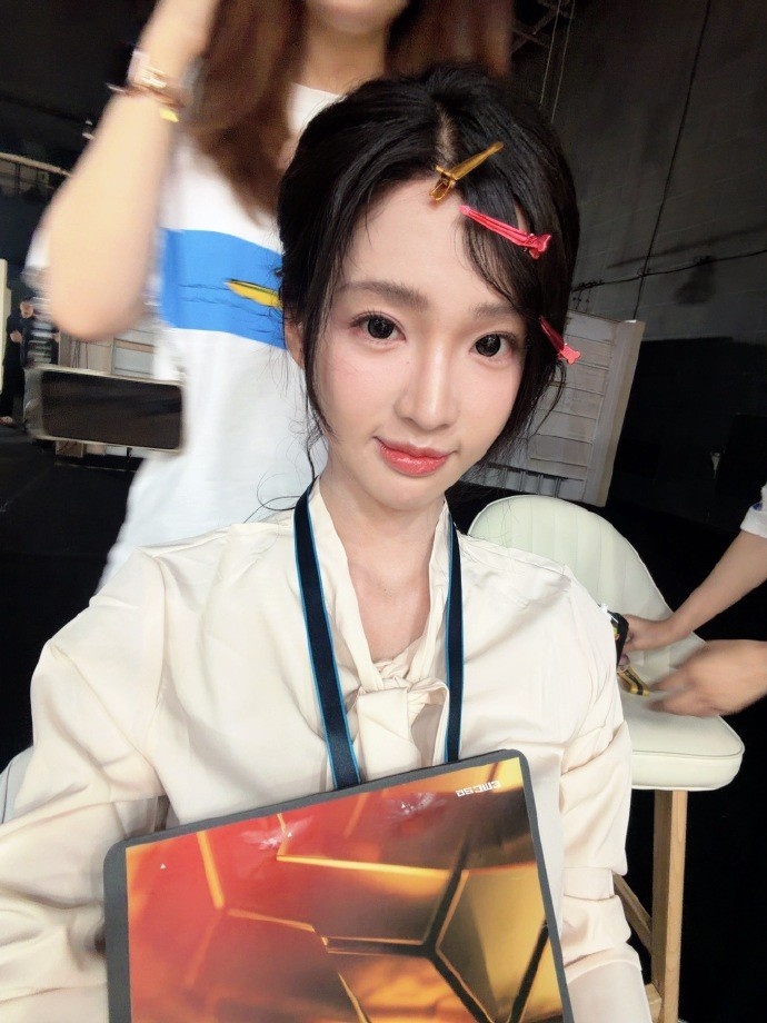 KPL主持人诗诗发布自拍：这是一个可以躺着上十分之幸福的班～