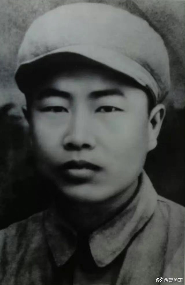 战斗英雄董存瑞，在解放隆化县战斗中用左手托起炸药包，舍身炸毁敌人碉堡，英勇牺牲。