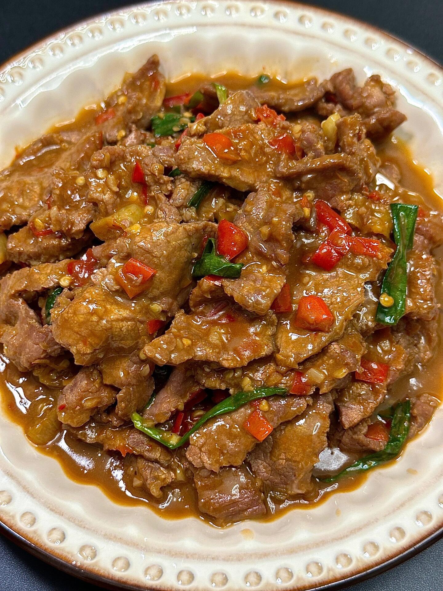 超下饭的剁椒牛肉。牛肉嫩滑入味，香辣过瘾，汤汁拌饭真巨香，一 口牛肉一...