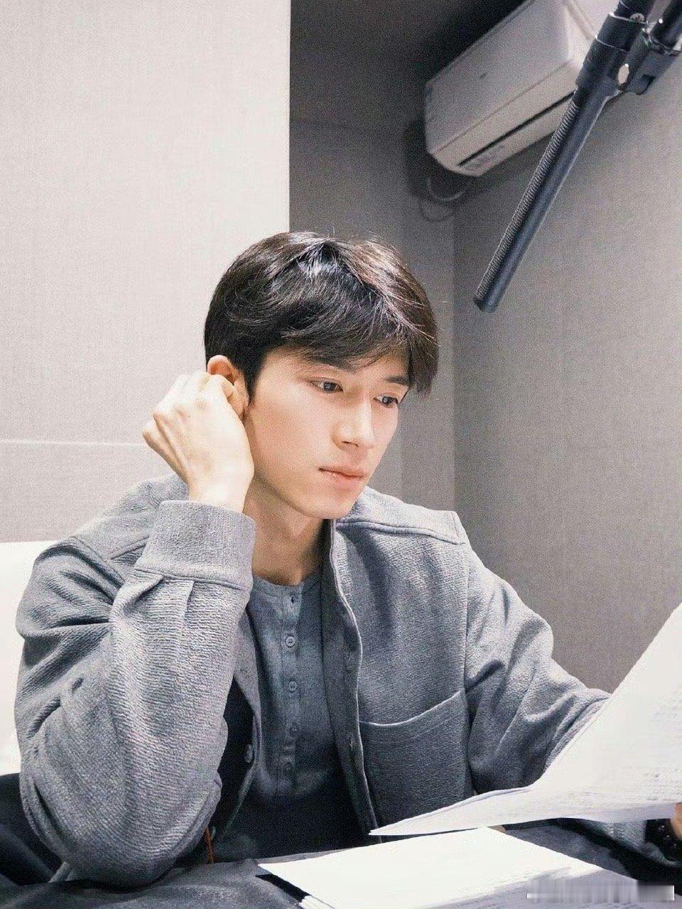 王星越用一句湖南话要求自己王星越每天说几百个字热嘴 王星越在新剧中专心打磨，每日