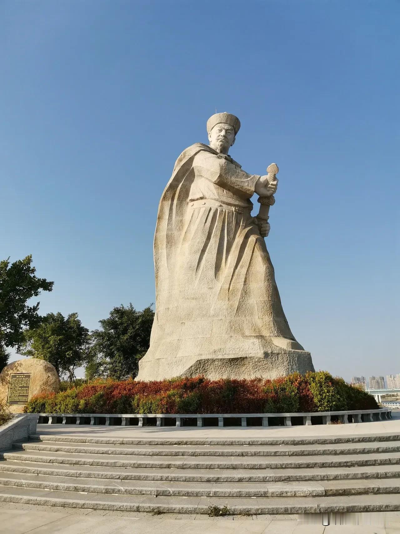 《颂陈化成》

风云激荡英魂在， 陈公威名传千古。 化成精神永不灭， 浩然正气满