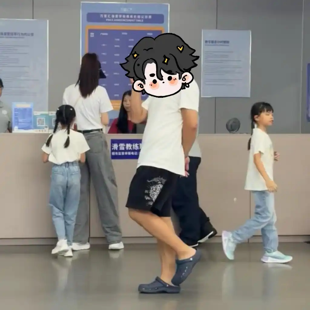 偶遇熊黛林带双胞胎学滑雪，俩女儿继承妈妈优越身高，个高腿长 