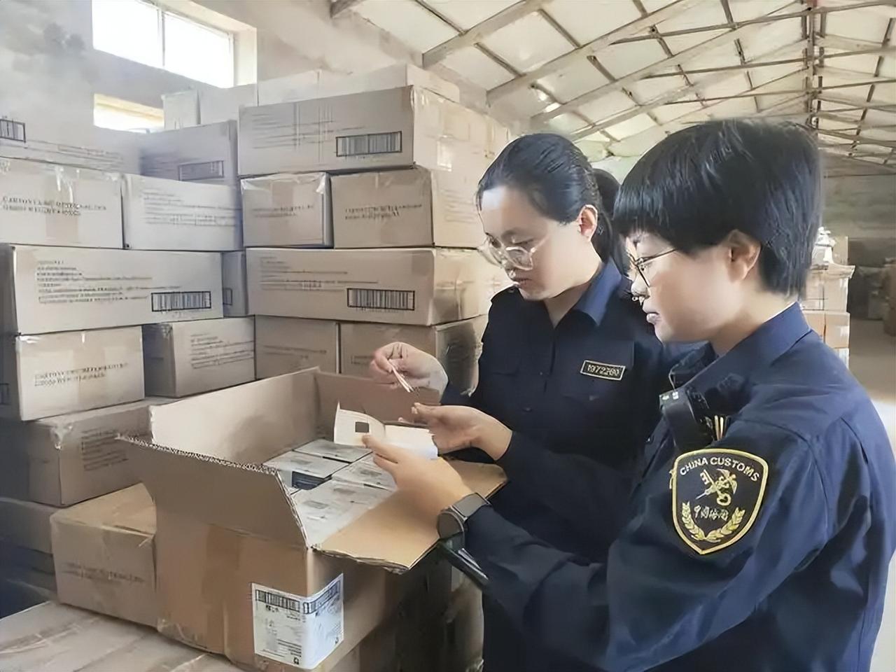 美国忙着封海峡，中国全球接单！所有人都清楚，谁才是全球定心丸。2026 年 7 