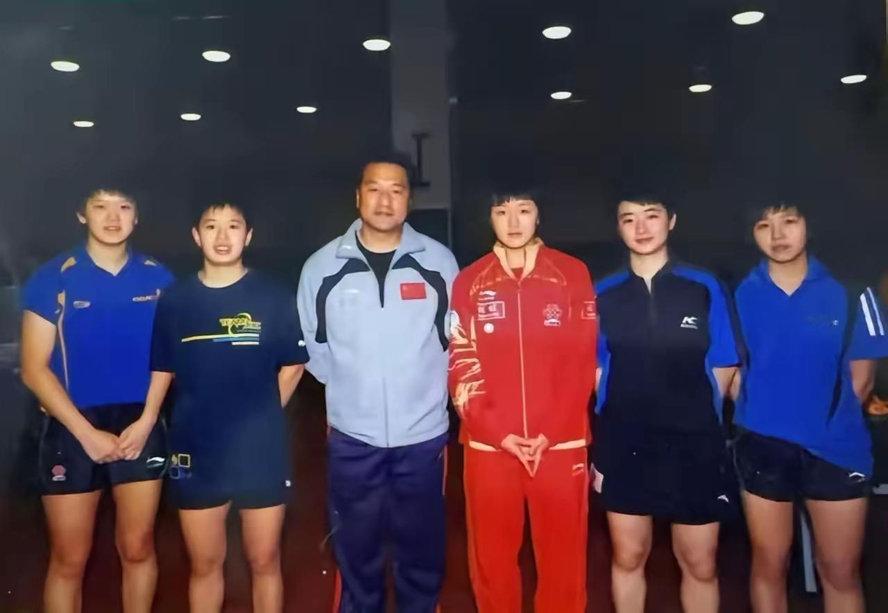 这张乒坛6人合照，我只认出了穿着一身红色运动服、龙眉凤目的陈梦与身穿带有中国国旗