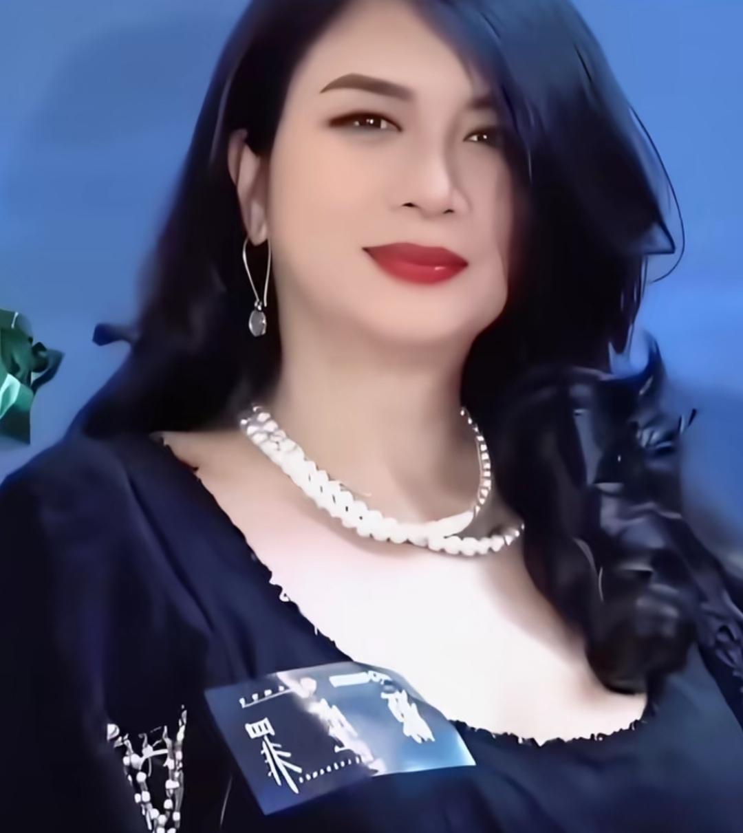 优雅黑裙搭配珍珠项链，气质满分！